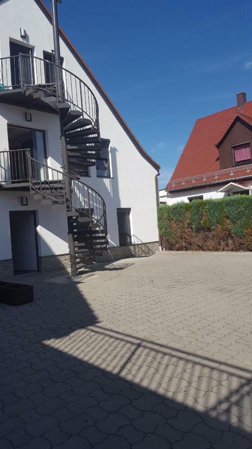 Apartments Zum Bayrisch Pub Weißenhorn Exteriör bild